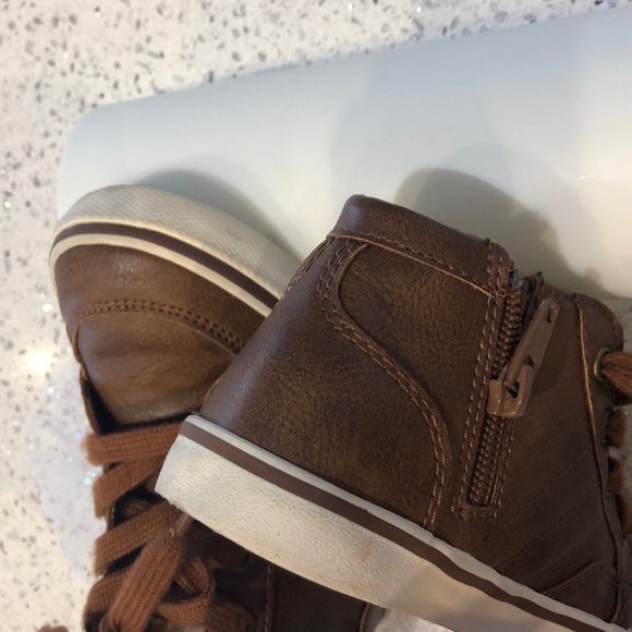 High tops boy’s size 10 - Picture 4 of 4